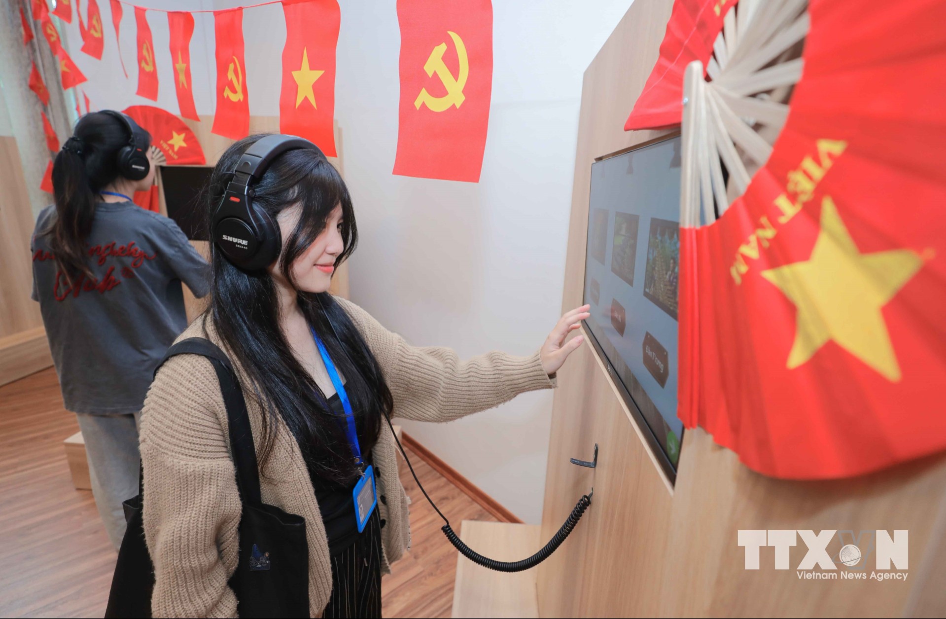 Phòng Đa phương tiện (4 booth nghe nhạc truyền thống, 2 booth karaoke dân ca, 8 màn hình phim tư liệu) mới được đưa vào phục vụ du khách tại tòa nhà Cánh Diều, Bảo tàng Dân tộc học Việt Nam. (Ảnh: Phan Phương/TTXVN)